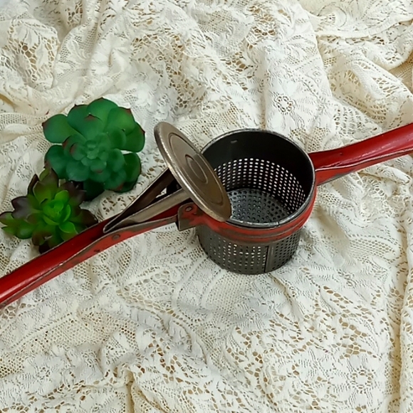 Vintage "Handy Things" Ludington Michigan Made in USA Red Potato Ricer - Picture 3 of 13